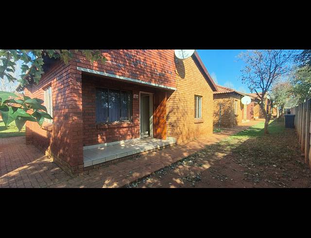 3 BEDROOM TOWNHOUSE FOR SALE IN PROTEA GLEN